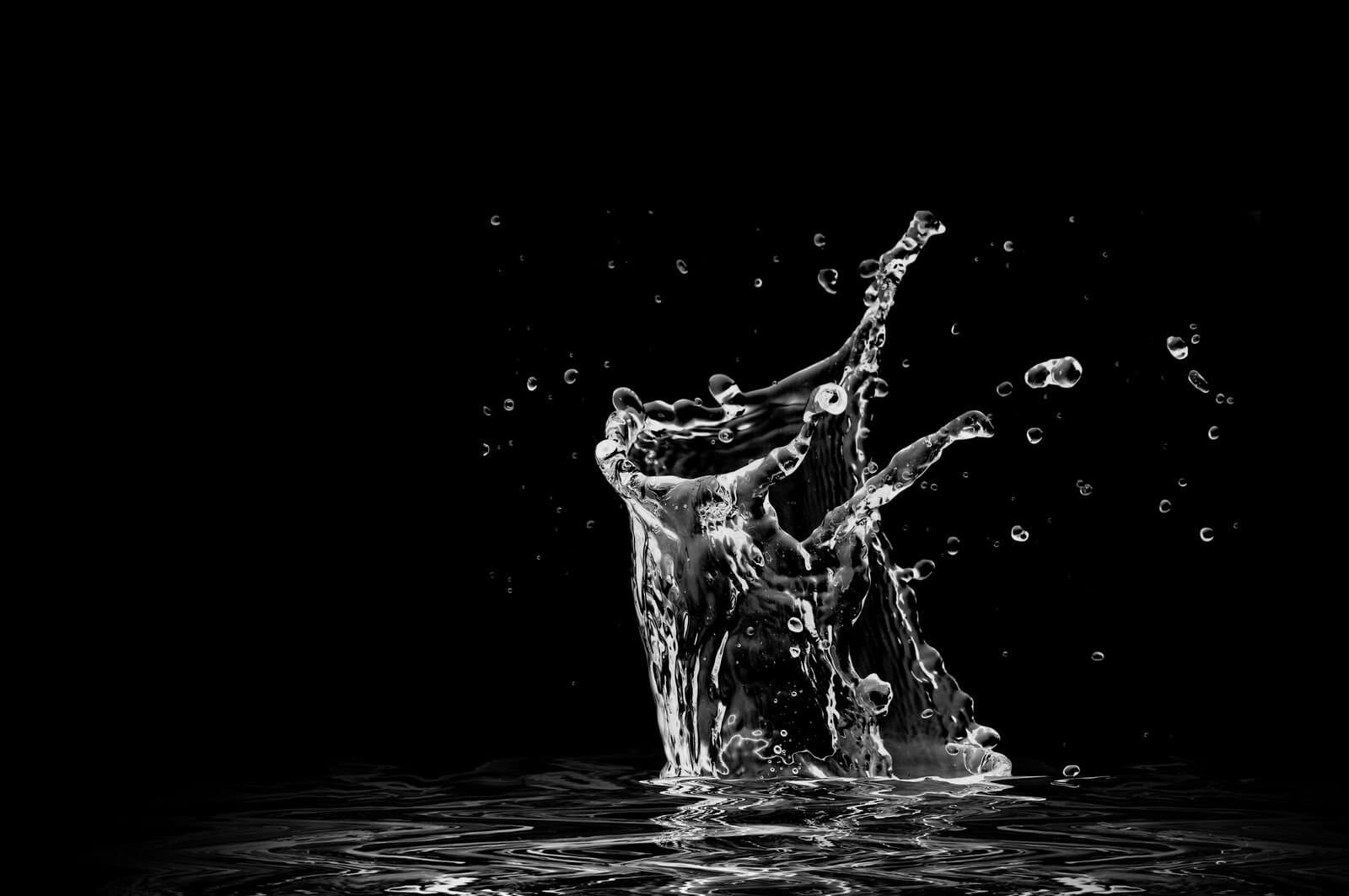 A splash of water with droplets surrounding the splash 