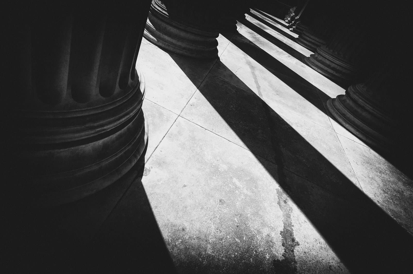 Streams of light and shadows from pillars