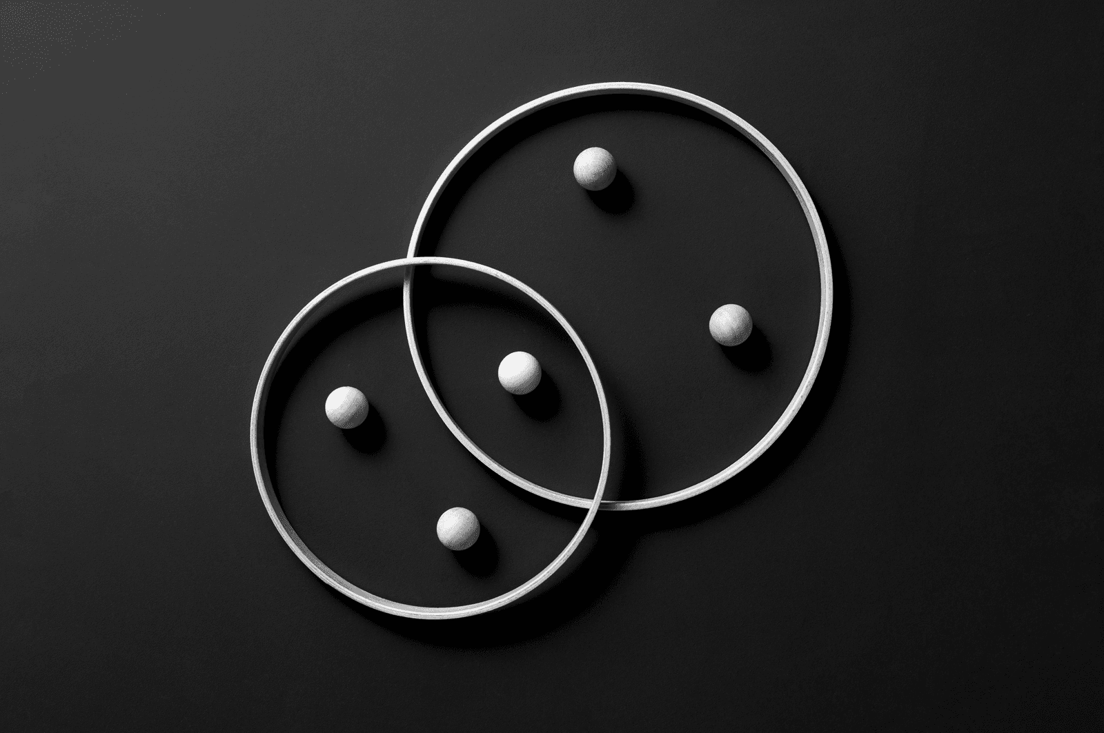 Two interlinking rings with five spheres inside